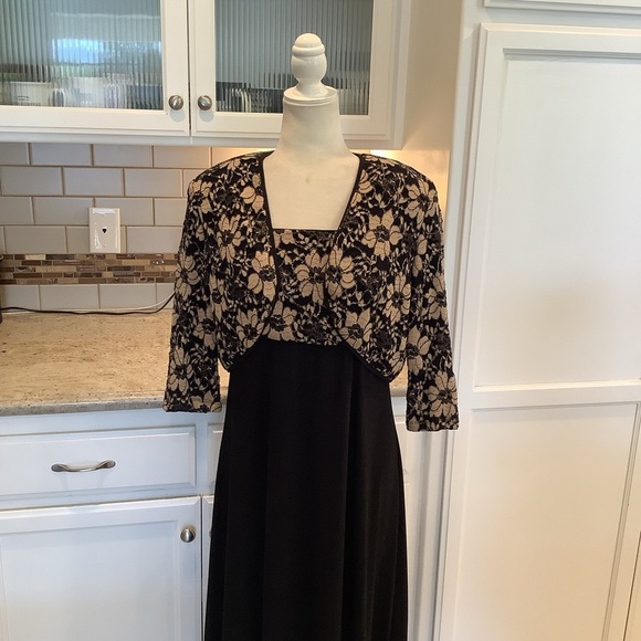 R & M Richards Two-Piece Maxi Dress and Shrug Size 10 Black and Gold - Picture 4 of 13